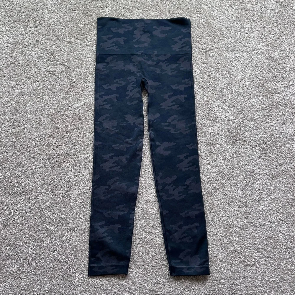 Spanx NWT Look At Me Now Seamless Leggings Black Camo Size Large FL3515 - Picture 9 of 10